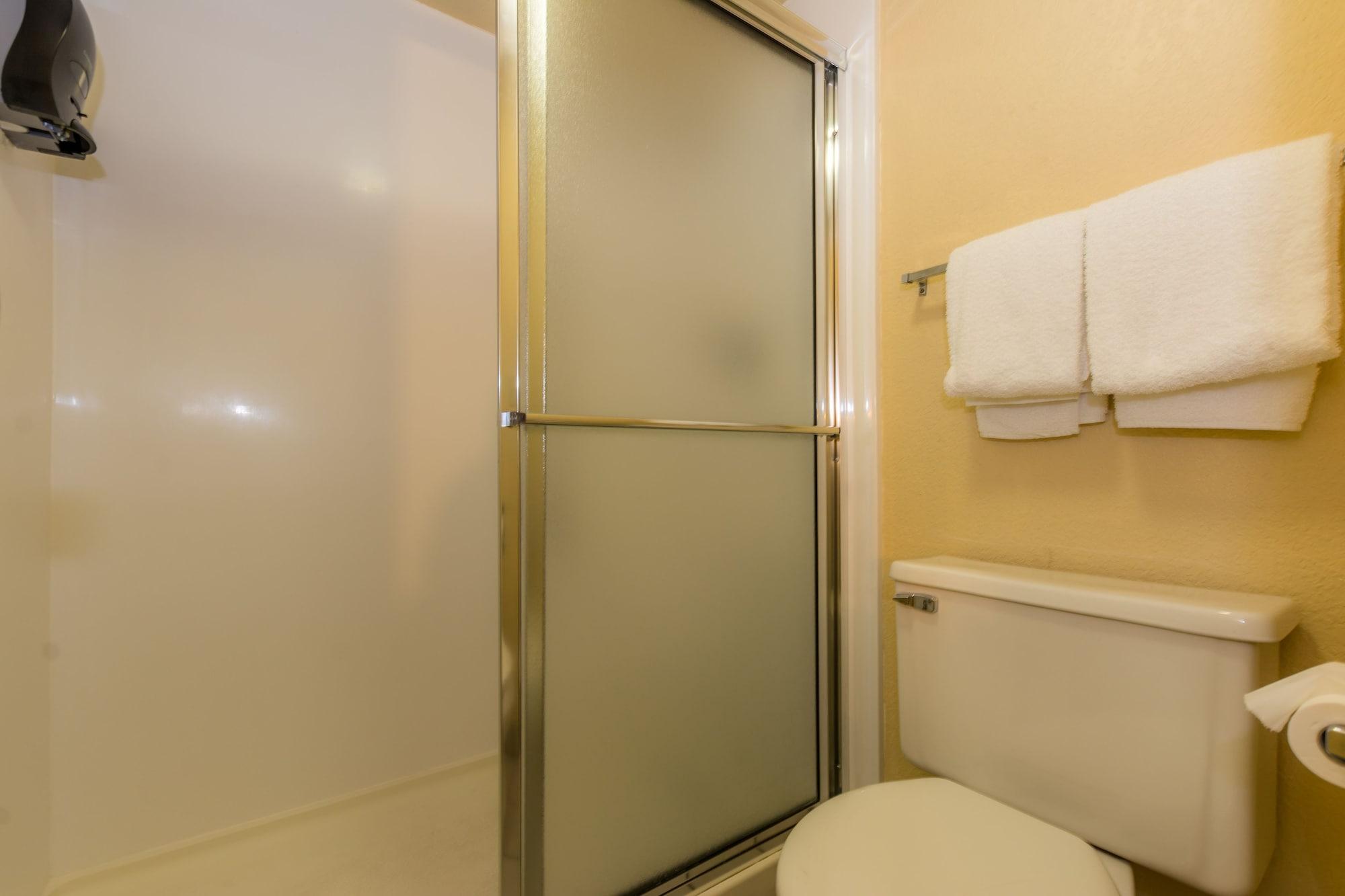 Super 8 By Wyndham Airport Fairgrounds West 2*