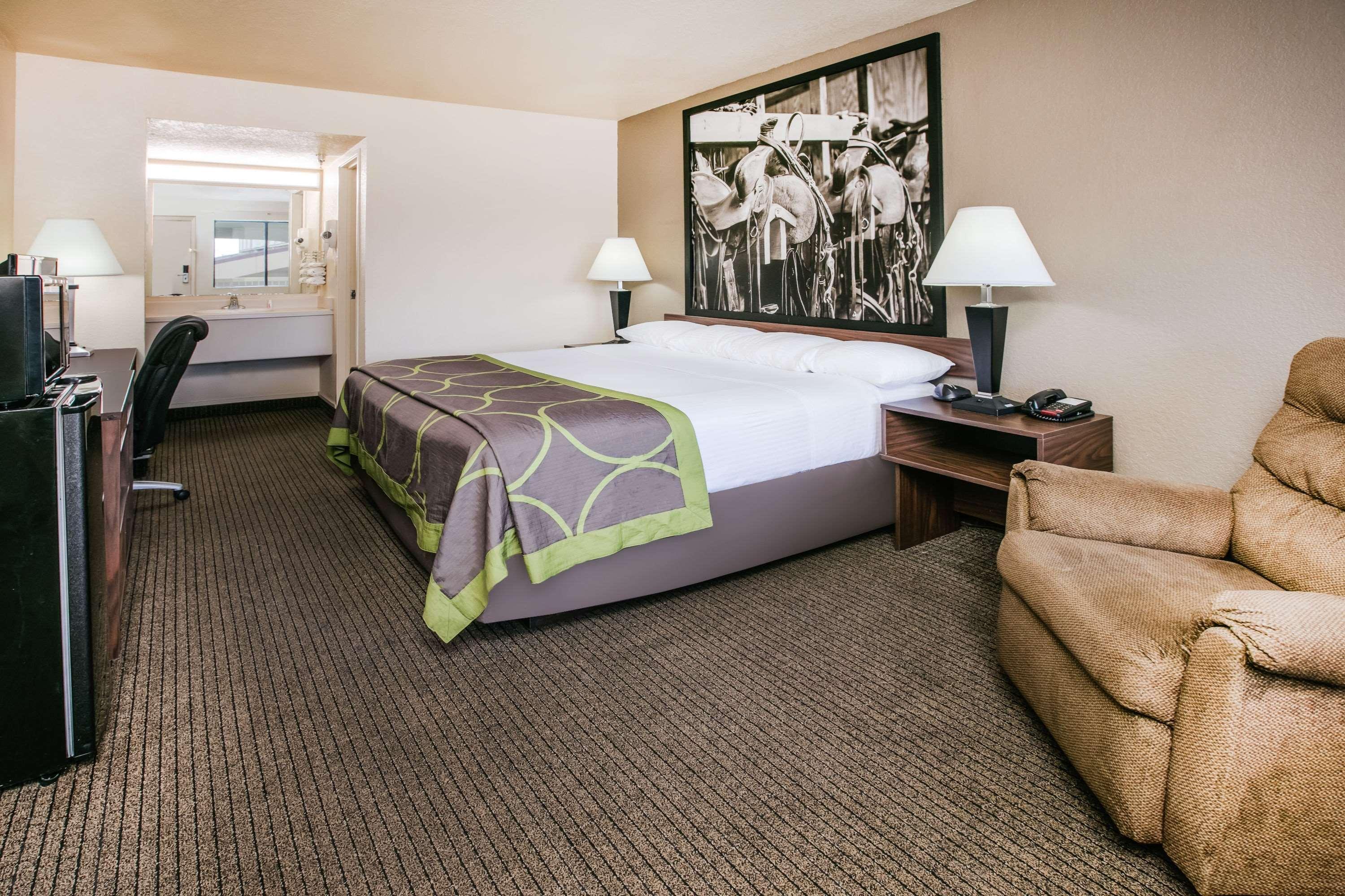 Super 8 By Wyndham Airport Fairgrounds West