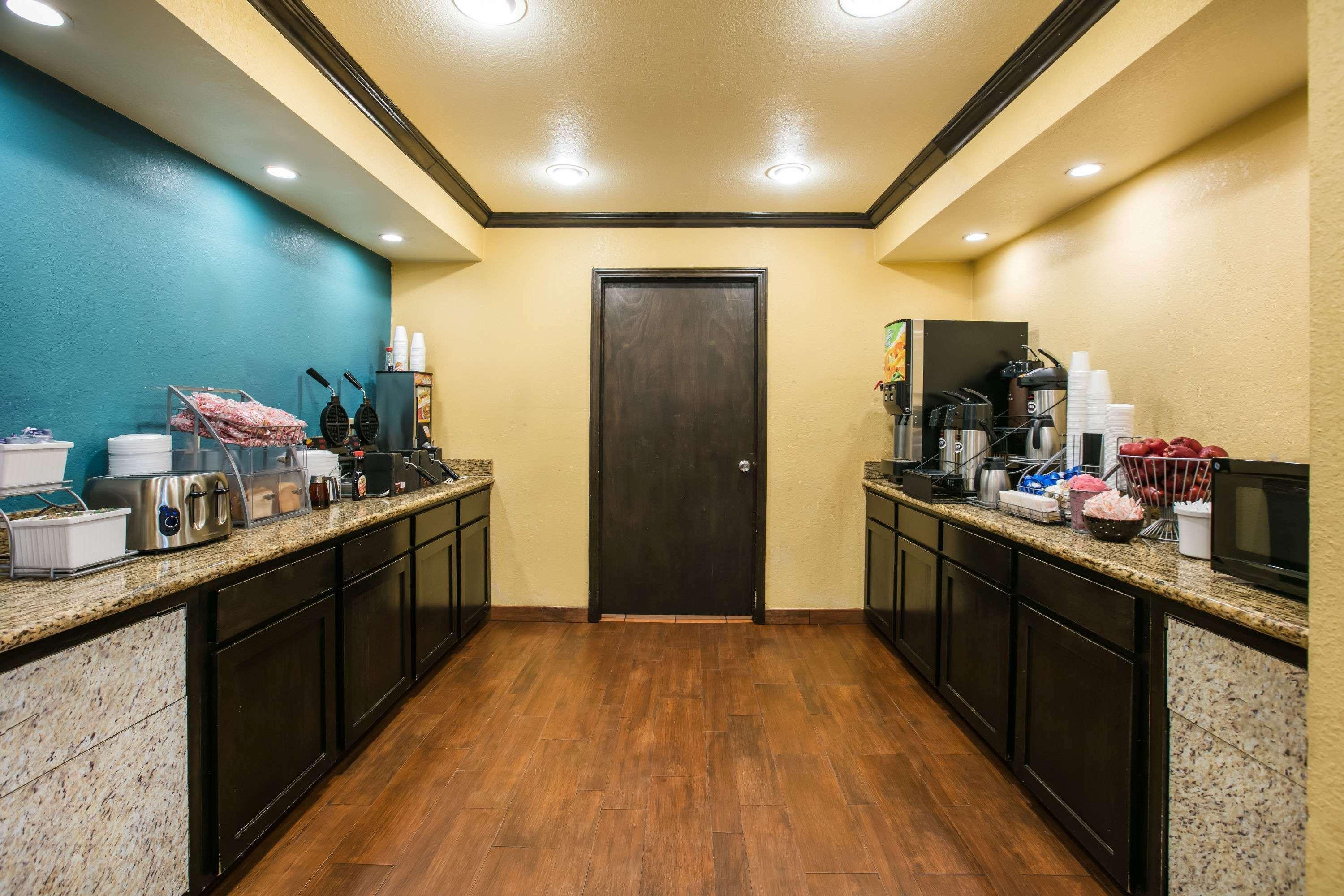 Super 8 By Wyndham Airport Fairgrounds West 2*