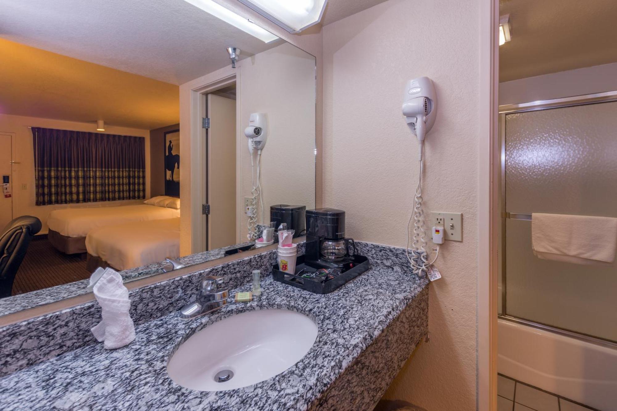 Super 8 By Wyndham Airport Fairgrounds West 2*